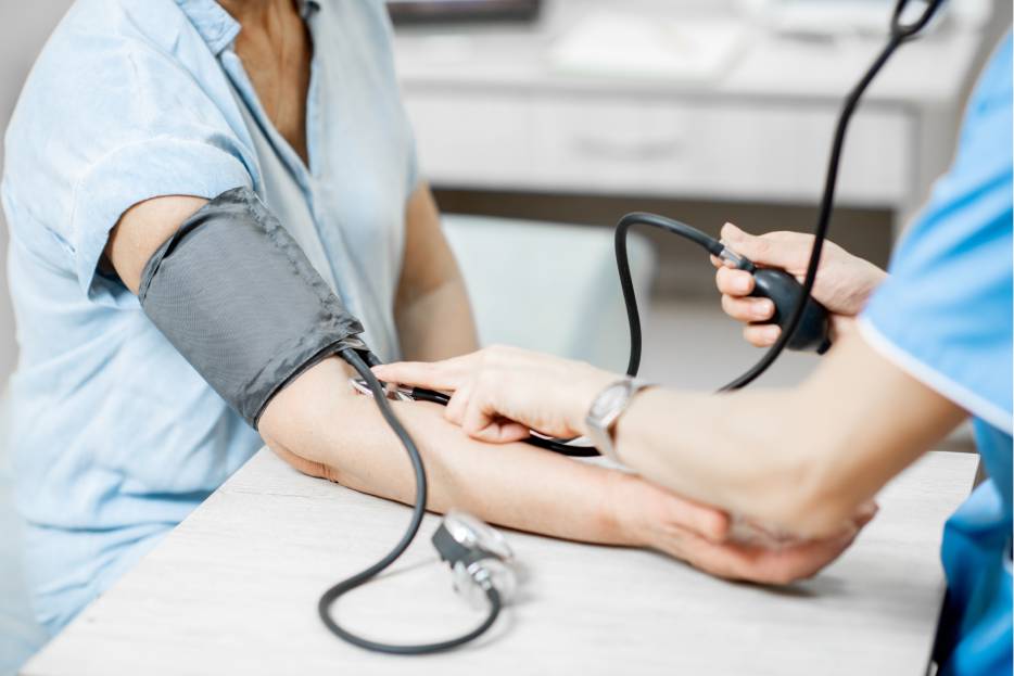 El colesterol alto puede provocar graves problemas de salud como infartos, accidentes cerebrovasculares y enfermedades renales.