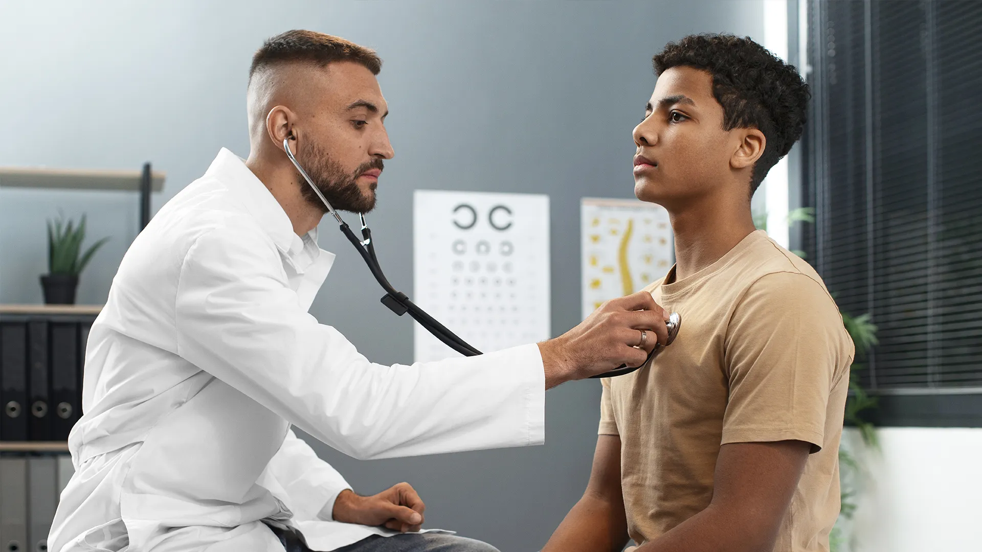 Médico realizando consulta a paciente joven en Clínica la Virgen de Guadalupe