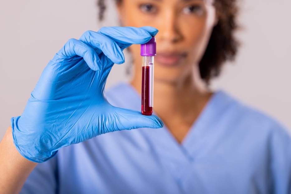 Mediante análisis de sangre, orina o saliva, las pruebas hormonales evalúan el equilibrio hormonal y previenen enfermedades.