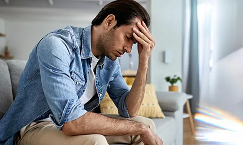 Persona experimentando dolor de cabeza a falta de vitaminas