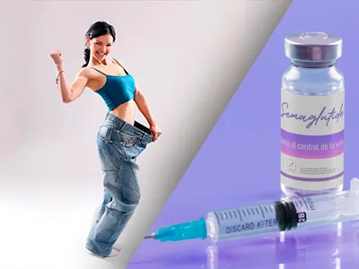 Mujer mostrando pérdida de peso con jeans grandes junto a un frasco de suero y una jeringa para tratamiento.