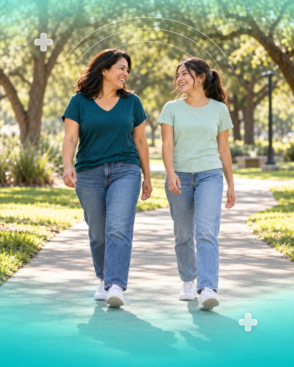 Madre e hija caminan sonrientes en un parque